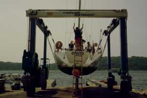 „David“ auf dem Kran in der Werft von Mali Lošinj
