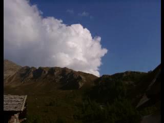 Wolken, die über die Hirzer Hütte (bei Meran) ziehen (2190 kB)