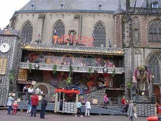 Zwolle, Geisterbahn vor der Kirche