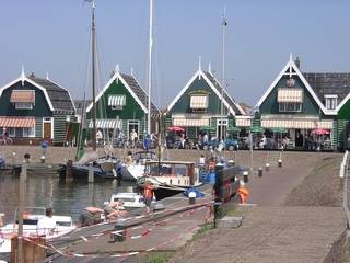 Marken: Häuser am Hafen