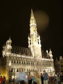 Brüssel: Rathaus, nachts angestrahlt