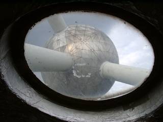 Brüssel: Blick durch Fenster des Atomiums