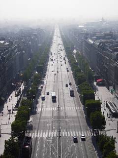 Blick auf die Champs-Élysées vom Arc de Triomphe aus