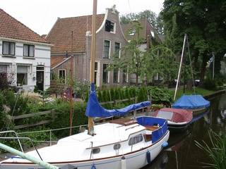 Blokzijl: Segelboote vor den Häusern