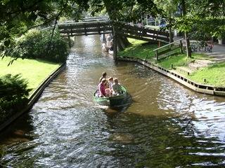 Giethoorn: Touristen auf den Kanälen