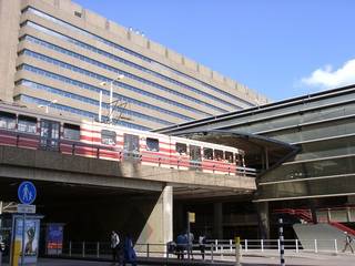 Hauptbahnhof, Straße und Straßenbahn gehen durch das Gebäde