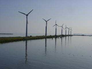 Windräder am Ijsselmeer-Damm