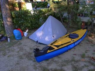 Campingplatz: Zelt und Boot