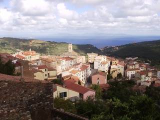 Blick von Berg auf Rio nell’Elba, dahinter an der Küste: Rio Marina