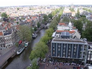 Anne-Frank-Haus (Menschenschlange!) und Prinsengracht, vom Turm der Westerkerk aus gesehen