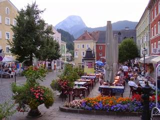 Kufstein: Marktplatz mit Blumen und Straßencafés