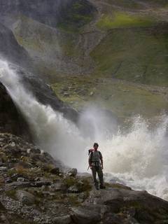 Michael vor dem Wasserfall