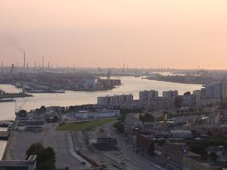 Rotterdam: Abendstimmung über der Maas, Blick Richtung Europoort